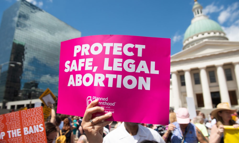 说推翻堕胎法是保守势力推翻过去五十年美国其它一系列进步法案的晴雨表，从今年三月份参院司法委员会对最高法院法官提名人杰克森的公听就可以看到迹象。