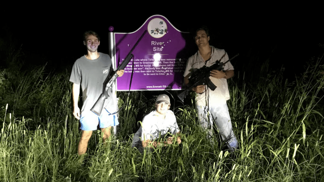 密西西比大学三个白人学生在爱默特·提尔纪念牌前的摆拍