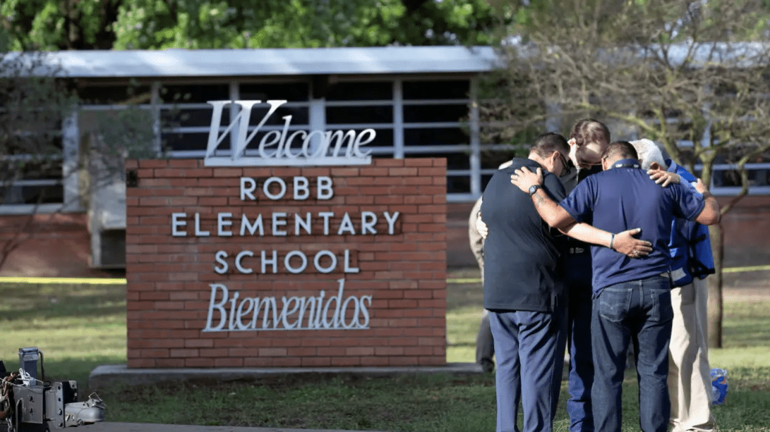 本周二（5月24日），德州乌瓦尔德市（Uvalde）罗布小学（Robb Elementary School）发生大型枪击案。18岁的凶手闯入配有武装安保人员的学校，杀害19名儿童和2名教师。