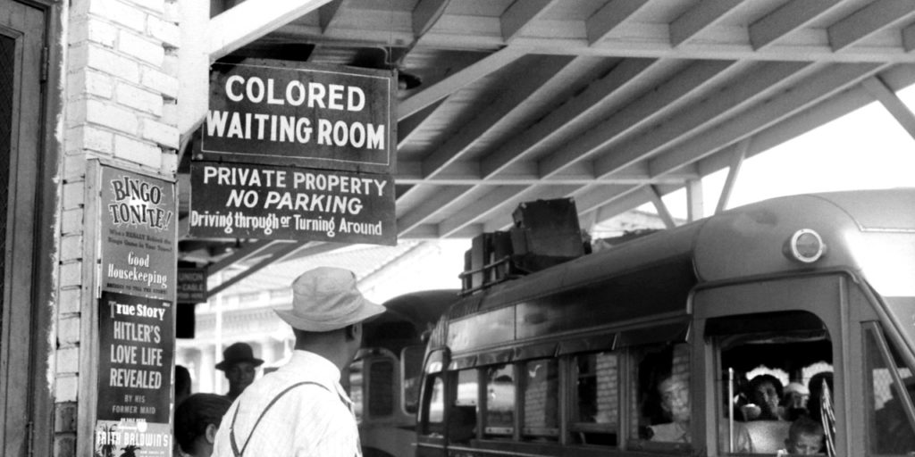 而随后的1896年的普莱西诉弗格森案（Lessy v. Ferguson），最高法院对要求白人和黑人隔离使用公共设施的州法大开绿灯，确立了“隔离但平等”原则。这个判决维护了种族隔离的合法性，使得美国南部各州在公共场合实施的“隔离但平等”的种族隔离法延续了半个多世纪。