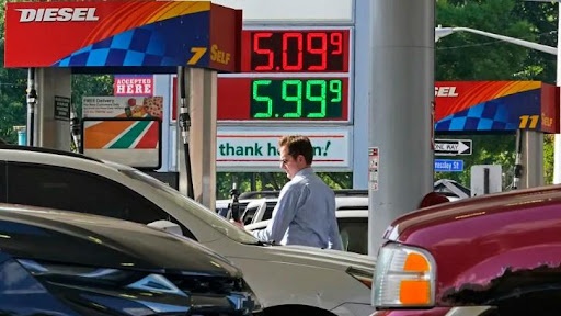 现在的油价有多高？在过去的六个月里，汽油价格几乎增长了50%，但其实并没有达到经通胀调整后的历史高点（尽管他们可能仍然会达到）。