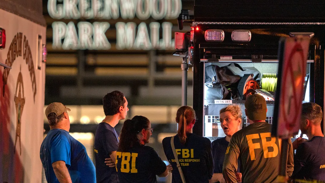 7月17日（周日）晚间，印第安纳州格林伍德市（Greenwood）的一家商场发生枪击案。枪手携带两支步枪、一支手枪和100多发子弹，在其发射了24发子弹杀死三人、打伤两人后，被旁观者用合法持有的手枪击毙。格林伍德警察局局长夸赞持枪的旁观者阻止了“更多”的死亡。