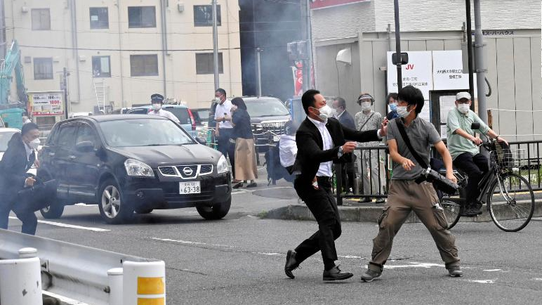 7月8日，日本前首相安倍晋三在奈良给自民党候选人站台时，被当地人山上彻也使用自制的火枪枪杀。举世震惊，登上了世界各国头条。