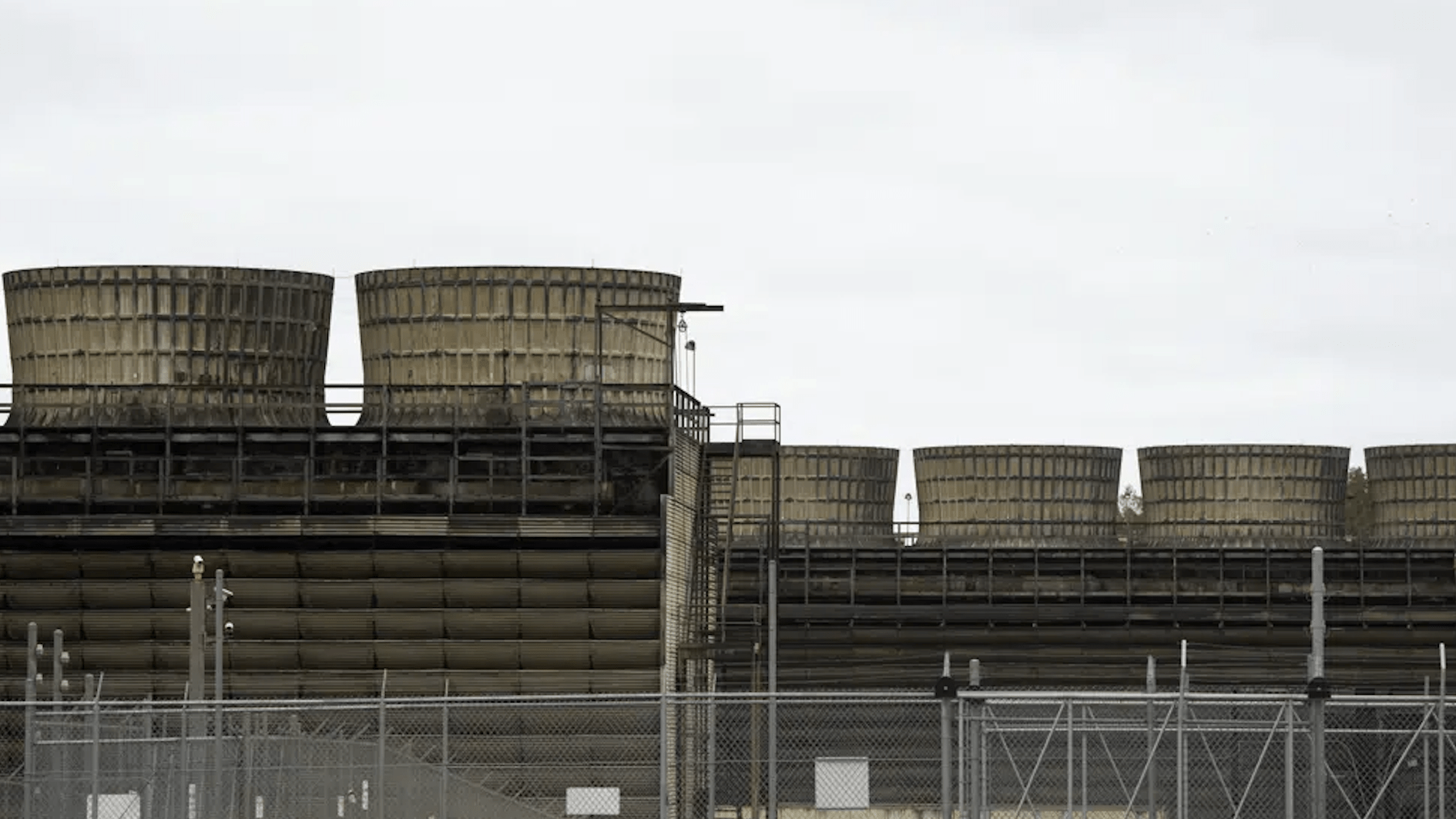 经核查，明尼苏达州的一个核电站确实是发生了放射性废水泄露，但没流出核电站范围，该州污染控制局和核管理委员会表示不会对公众造成危害。 废水完全控制在现场，没有在设施之外或任何当地饮用水中检测到。 其次，涉事能源公司和当局并没有故意隐瞒。