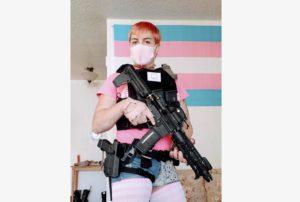 传言称：一名跨性别女性发布了一张自己持枪的照片，宣称要对基督徒实施暴力，并提到了“跨性别者的复仇日”。
