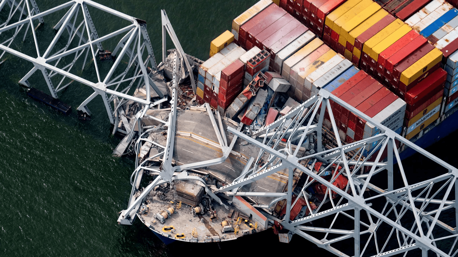 周二凌晨，悬挂新加坡国旗的集装箱船“Dali号”撞上巴尔的摩的弗朗西斯·斯科特·基大桥，导致桥体坍塌。当时正在桥上填埋坑洞的六名建筑工人不幸坠入水中，当局推测他们已经全部遇难。