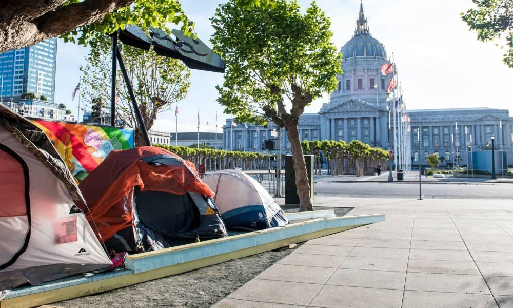 要了解现状，我们先从数字开始，先试图第一个问题：无家可归者的问题究竟有多严重，在旧金山、加州和全国，情况到底是在改善还是恶化？每两年，联邦政府都会要求各主要城市对其无住房人口进行一晚的调查，称为 "时间点统计"(Point in time count)。