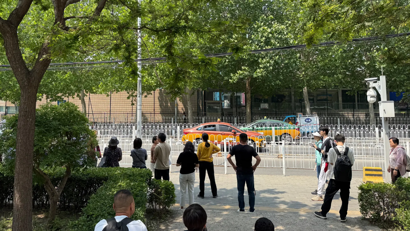 暂停中国学生签证是当前的举措，但基于种族或国籍针对中国人的行为，并非新鲜事。《1875 年佩奇法案》和 1882 年的《排华法案》是美国历史上首次通过联邦法律限制移民，明确禁止中国人移民美国。自此，我们不时在国家政策中看到同样的恐华情绪。例如，近期司法部的“中国行动计划”就曾错误逮捕和迫害在美国工作的中国科学家。