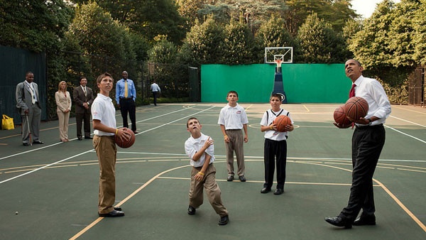 综上，“奥巴马花费近4亿建一个篮球场”是假的。 白宫确实在奥巴马任期内进行过总额约3.76亿美元的翻修工程，但这笔资金是小布什政府时期经国会批准用于升级老旧基础设施的，很多基础设施从1902年起就没有更新过。奥巴马任内改造篮球场只是对已有室外网球场增设篮筐和标线，成本极低。