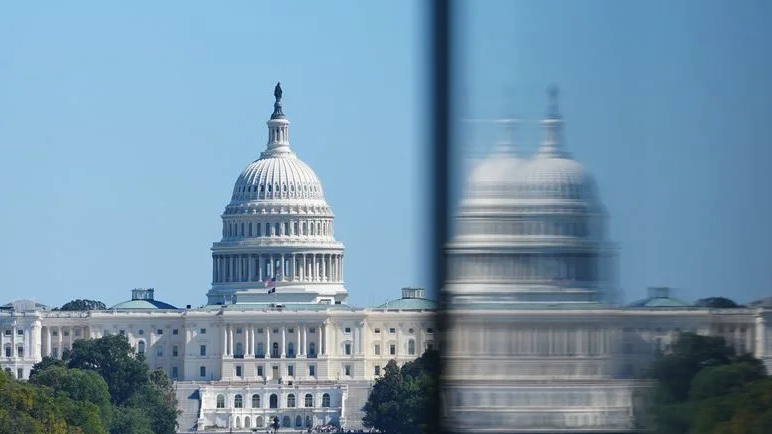 因为数据是真实的，选民的痛苦也将是真实的。11月1日的开放注册期已经开始。在接下来的几周里，数百万美国人将登录Healthcare.gov网站，在震惊和愤怒中，看到那个他们无法负担的价格。 与此同时，川普总统的政治生存本能似乎正被他对对立方的敌意所压倒。他曾表示希望达成一项关于伟大医疗保健的协议，但他他无法在不激怒核心盟友的情况下解决问题。他陷入了瘫痪，而这种最高层的瘫痪，正让整场政治灾难加速发酵。