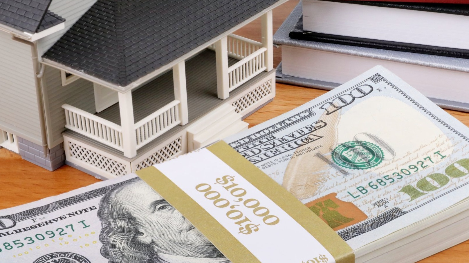 现行和新增关税收入约2000亿美元/年，远不足全民分红。例如每人发放2000美元，若覆盖1.5亿人，所需资金约3,000亿美元。