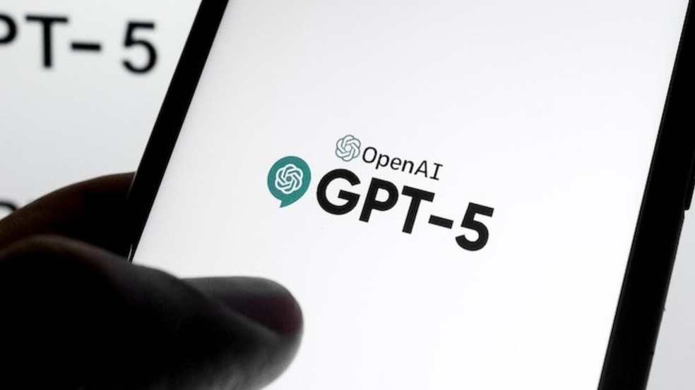 而我写文章虽然借用ChatGPT搜索查询资料，却对它的搜索结果持怀疑态度，更不敢使用它来写一句话，害怕养成习惯，以后我的创作个性会消失。至于我的文章发表后会被AI大数据收入融入人人使用的模板里面，我的个性最终也还是会被淹没，那就没有办法了。