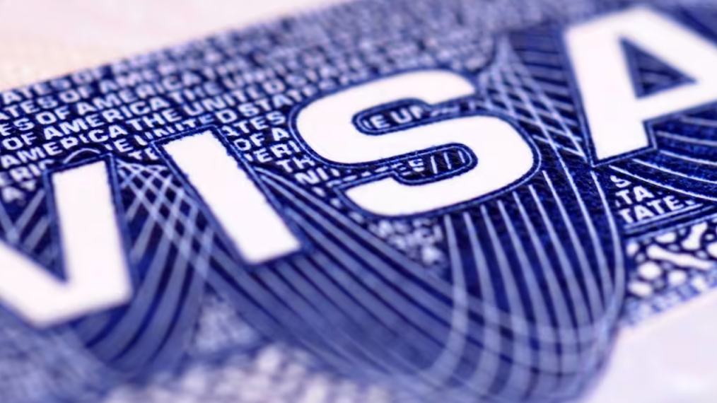 事实证明，移民并未拖垮美国的福利体系，真正的负担来自基于恐惧与误解的政策，以及背后通过推动这类政策攫取政治利益的无良政客。