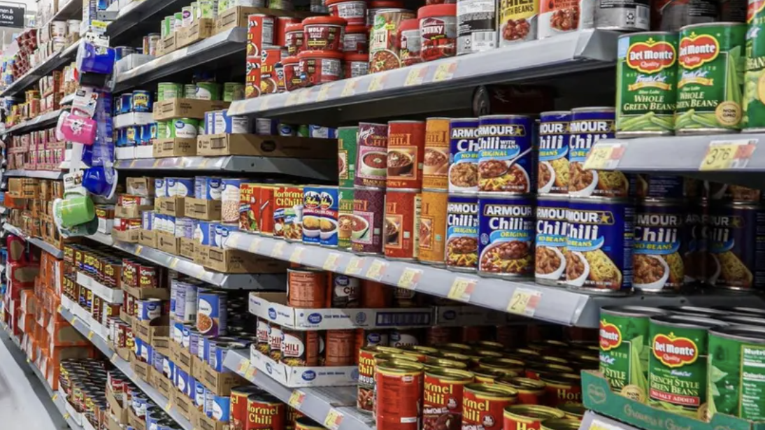 川普总统在大选时曾承诺上任后立即降低物价，但随着选民对其经济政策的负面评价逐渐增加，尤其是在更多人意识到其大胆的关税政策“几乎完全”由美国进口商和消费者承担的情况下，问题更加凸显。 尽管口头上宣传物价下降，白宫近日宣布对咖啡、茶叶、牛肉、番茄、香蕉、坚果、各类香料等数十种农产品/日常杂货免征高额关税。这显示政府想要缓解进口关税加剧造成的食品不可负担。