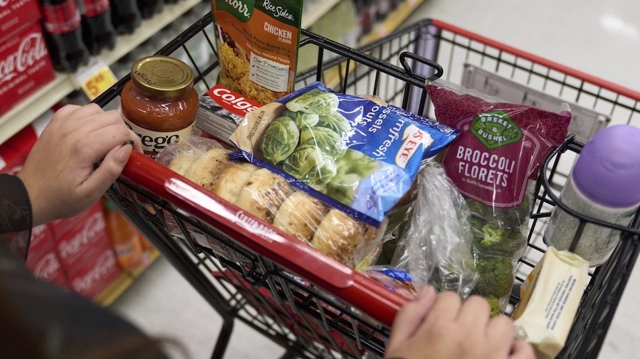 散布不实说法、以此为借口削减联邦食品援助,更多人挨饿,会间接冲击劳动力市场,破坏经济。粮食券项目占联邦支出约1.5%,却已经是美国规模最大的食品援助计划了——美国投入到粮食援助的金额居然是这么的少?