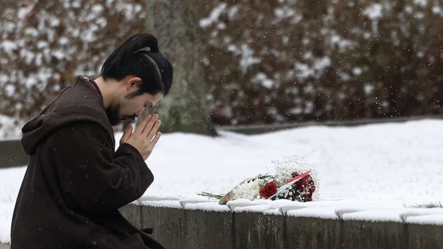 这是上周六（12月13日）布朗大学枪击案发生后，在X平台上迅速传播的一则中文帖子。帖子配以受害者照片和歌词引用，迅速收获数百点赞和转发，将悲剧政治化：声称枪手是“左翼民主党人”，枪击是针对共和党的“政治仇杀”。甚至联想到9月保守派领袖查理·柯克(Charlie Kirk)被枪杀案，声称这是“民主党系统性清洗”。