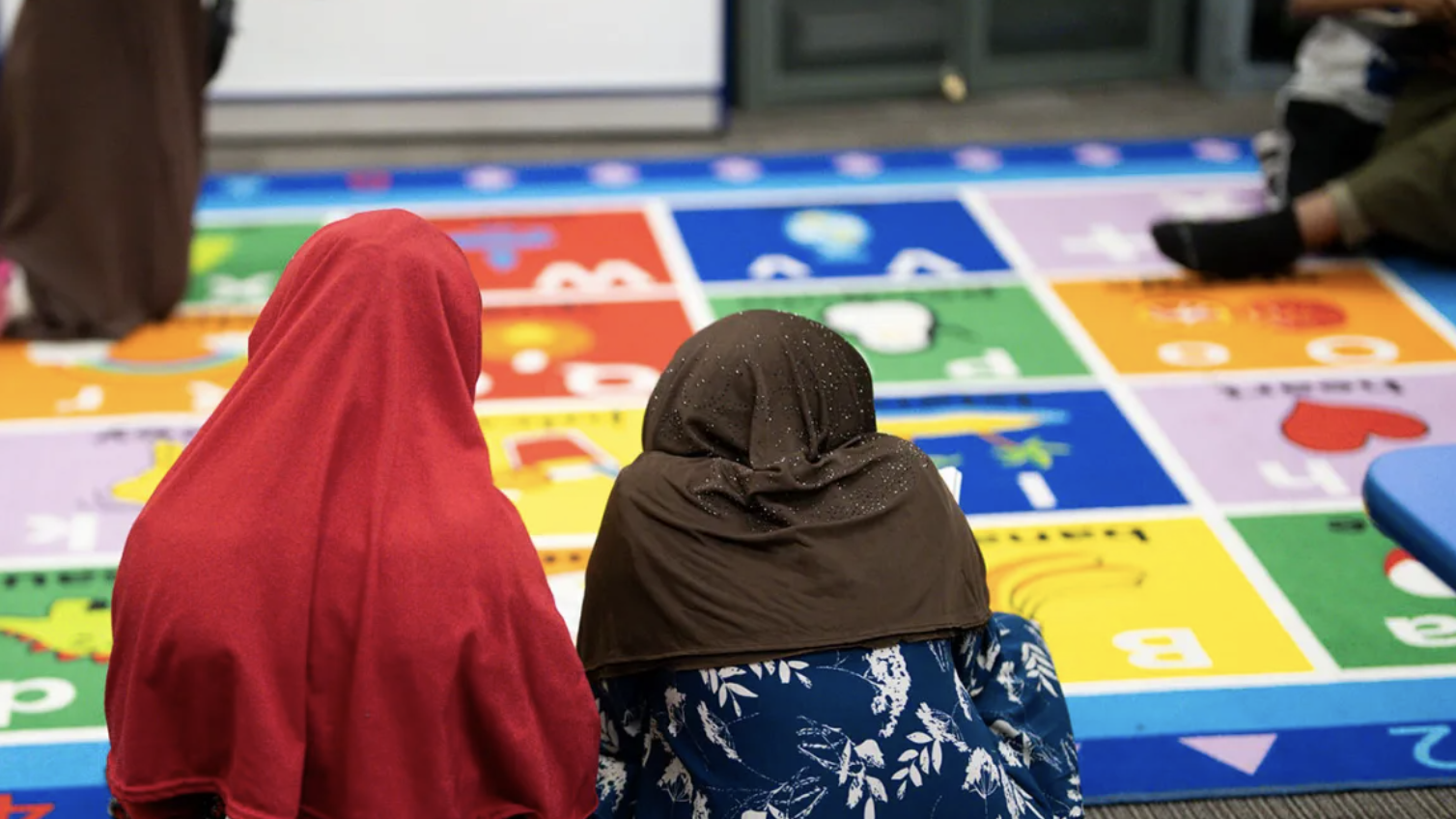 明尼苏达州确实存在规模不小的联邦福利欺诈案件，但这并非近期新发事件——联邦调查局于2021年立案调查，2022年至2024年间陆续完成主要起诉与定罪工作，多数涉案者在川普再度就任总统前已被追责。 2025年底，这些既有案件被重新包装成“最新曝光”的政绩故事，右翼博主雪利的视频并未提供可核实的托儿欺诈证据，却被用来制造“欺诈仍在大规模发生”的印象，将既有案件与未经查证的指控混为一谈。