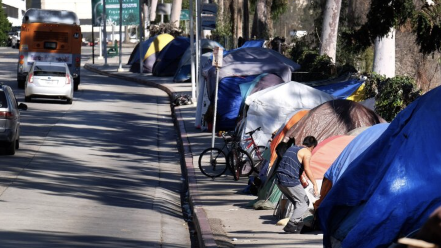 诚然，美国社会确实面临着贫富差距悬殊、芬太尼危机、无家可归者激增以及医疗成本高企等严峻挑战。这些都是实实在在的社会病灶，值得严肃的批判与研究。但“病灶”不等于“斩杀”。用“硫酸溶解尸体”、“下水道养食人鱼”、“警察卖尸体”这类源自三流恐怖片的情节来概括一个复杂的现代社会，不仅是对事实的践踏，更是对公众智商的侮辱。