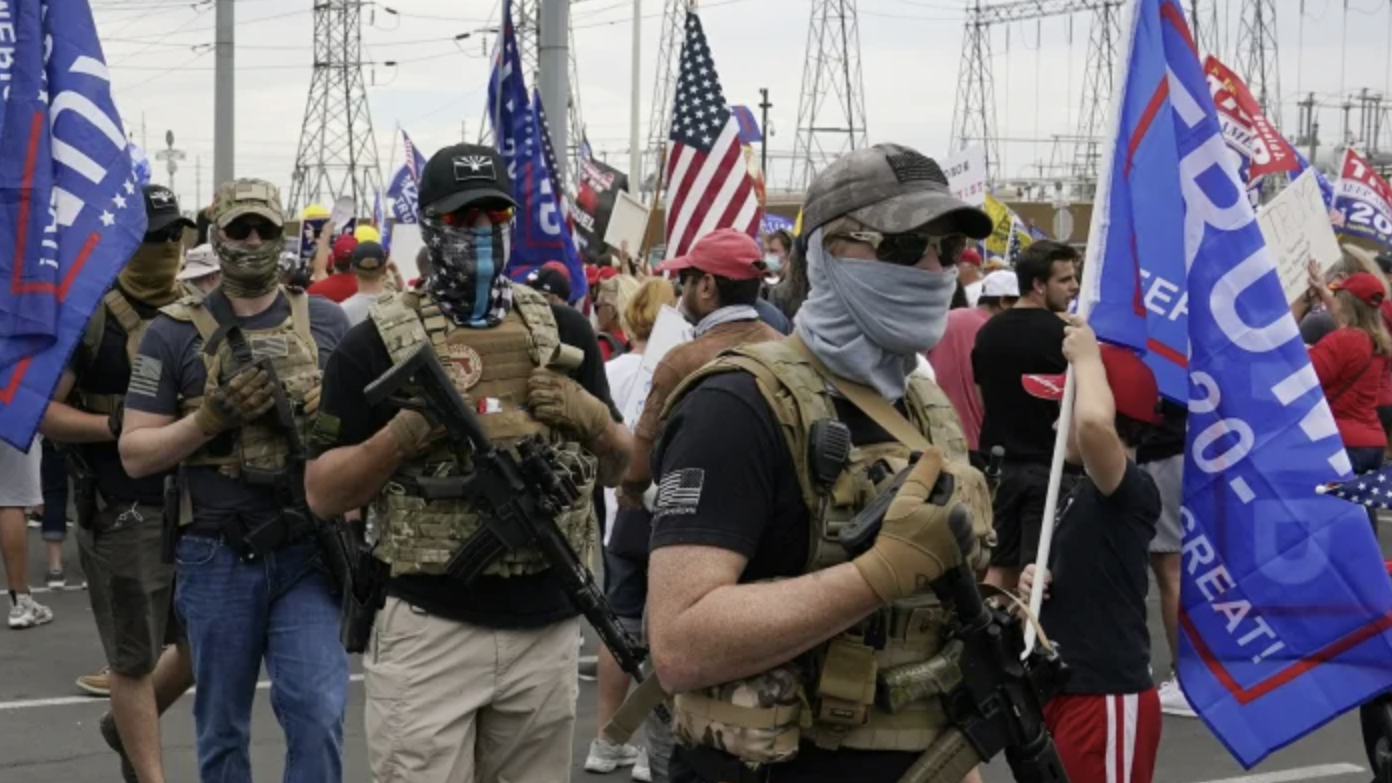 2020年11月6日,川普支持者在亚利桑那州马里科帕县记录员办公室外集会。