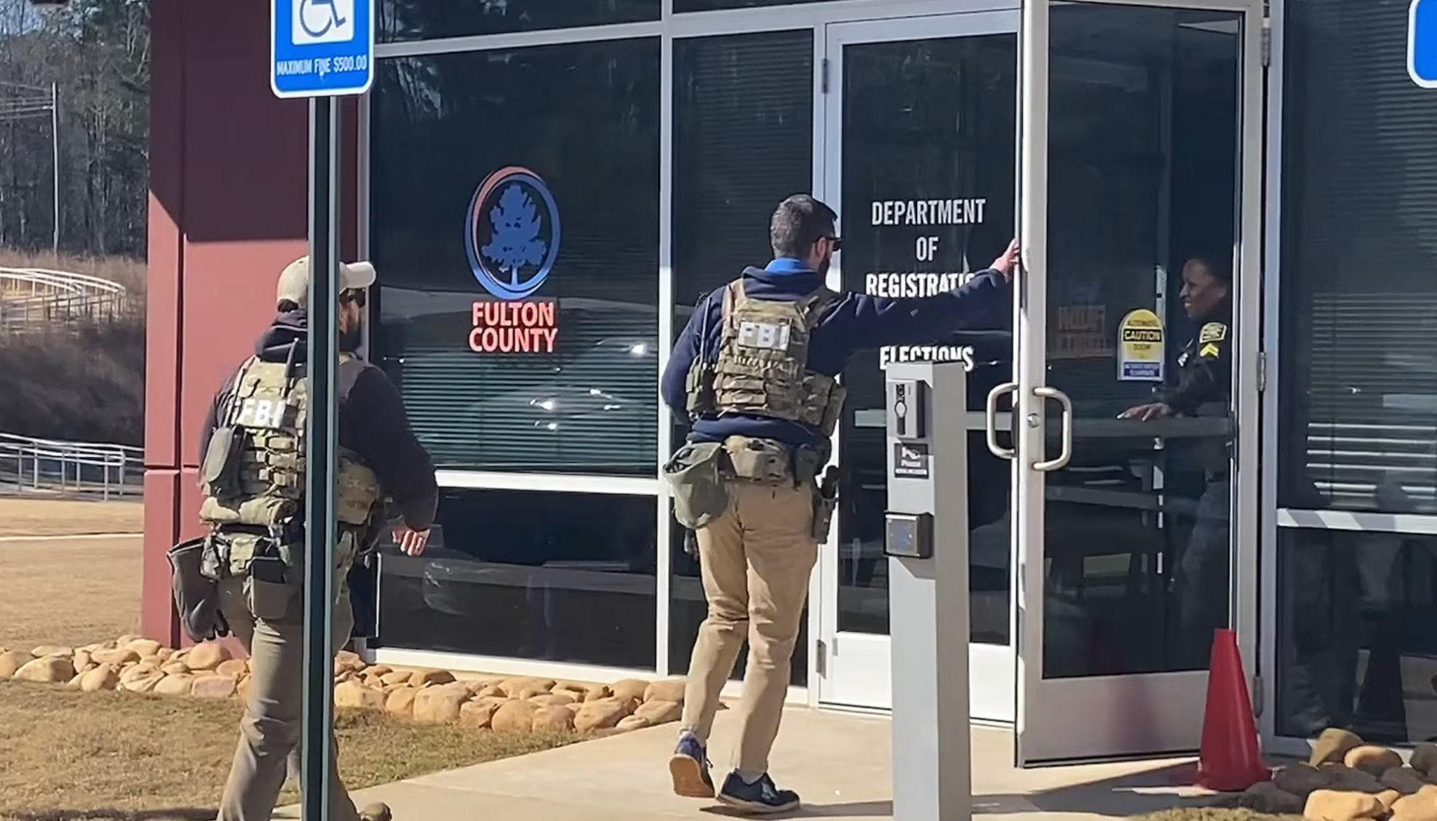 据《Democracy Now!》报道，1月28日，FBI探员持联邦搜查令进入佐治亚州富尔顿县选务办公室，要求调取与2020年总统大选相关的硬盘、电脑终端以及成箱封存的选票，最终带走约700箱选票及一批关键数据。