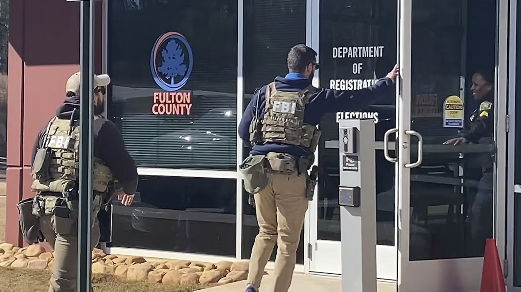 川普喊话共和党“接管选举”；FBI突袭佐治亚选务中心或成操控选举预演
