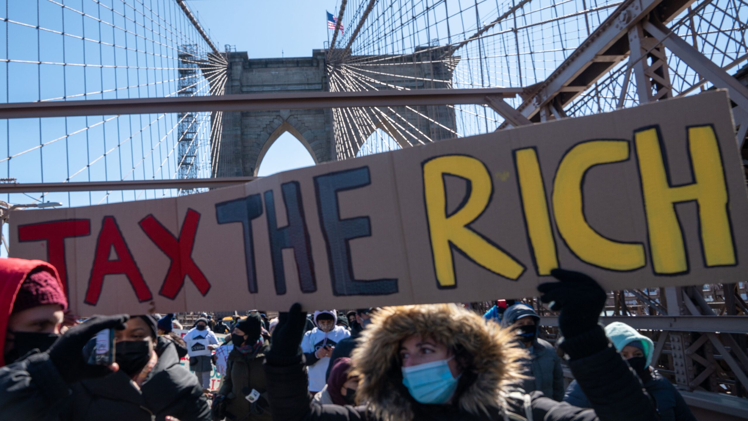 说实话，加州和纽约州长都反对给富人增税，真正的原因是不是害怕富人搬走，非常存疑。作为政客，不可能不关心这方面的数据，要不为什么市长和那些议员就没有这个担心呢？更可能的是，他们害怕失去自己的竞选金主（更难听的说法是被富人收买了）。