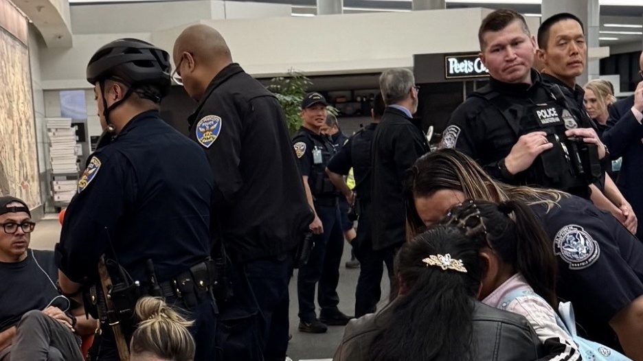 法案并不要求所有已登记选民重新登记——但有一个隐蔽的触发机制：只要选民因搬家、改名等原因更新登记信息，就必须重新提交公民身份证明。选举法专家将此类操作统称为"登记事务"，而现实生活中触发此类事务的时机往往难以预料——结婚、离婚、换城市工作，都可能让一个投票多年的老选民，突然面临证件不齐的窘境。