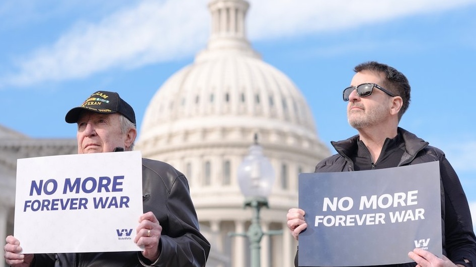 这场由川普总统在社交媒体上凌晨发帖而匆忙宣告打响的战争，迅速在全球掀起轩然大波，也在美国国内引发一系列深层质疑：总统的战争权力究竟有多少？民众是否认同这场仓促开始的战争？而川普最重要的政治根基——MAGA阵营——又是怎么看的？