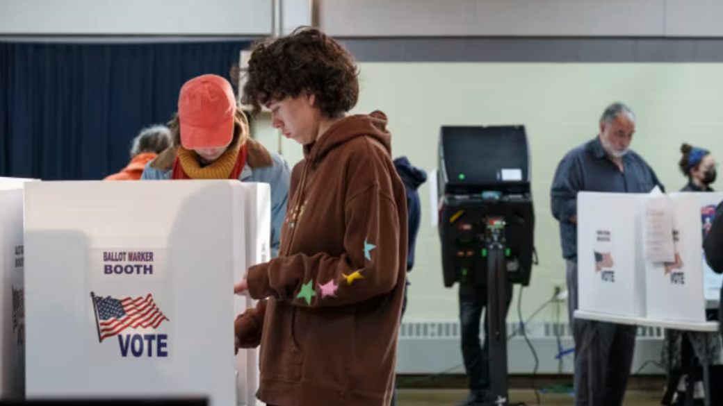 "这是为否认中期选举的失败做准备。"在她和其他受访者看来，白宫正借助这场高调辩论，在公众心中提前播下对选举公正性的不信任——而时间节点，恰恰选在共和党预计今年11月将遭受重创之前。这套逻辑，在2020年已有先例：选举之前制造危机，落败之后以危机为由否认结果。"当他输了选举，这就成了现成的话术，"钱德勒说，"'你们没有通过本可以解决这个问题的立法，所以这次选举的结果是无效的。'" 川普自己的表态，或许比任何分析都更能说明问题。他这个月告诉众议院共和党团，该法案一旦通过，将"确保中期选举"对共和党有利——这句话坦率得近乎失言，几乎直接承认了法案背后的党派盘算。